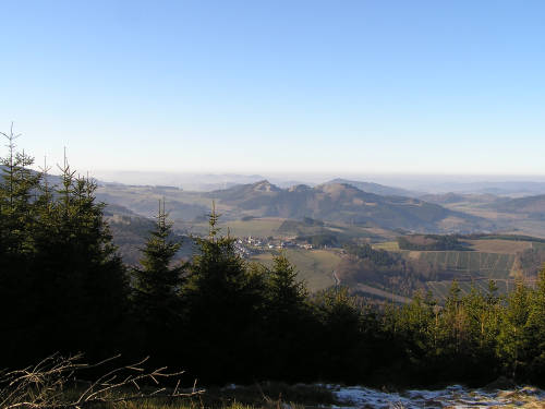 Vom Gipfel des Ohlenbergs der Blick in Richtung Westen. Im Vorderung wieder die Gemeinde Andreasberg.